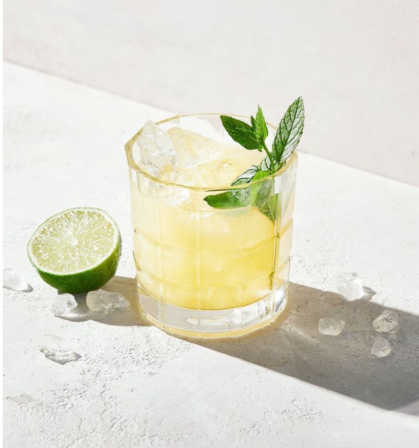 Hausgemachte Limonade mit Limette und Minze