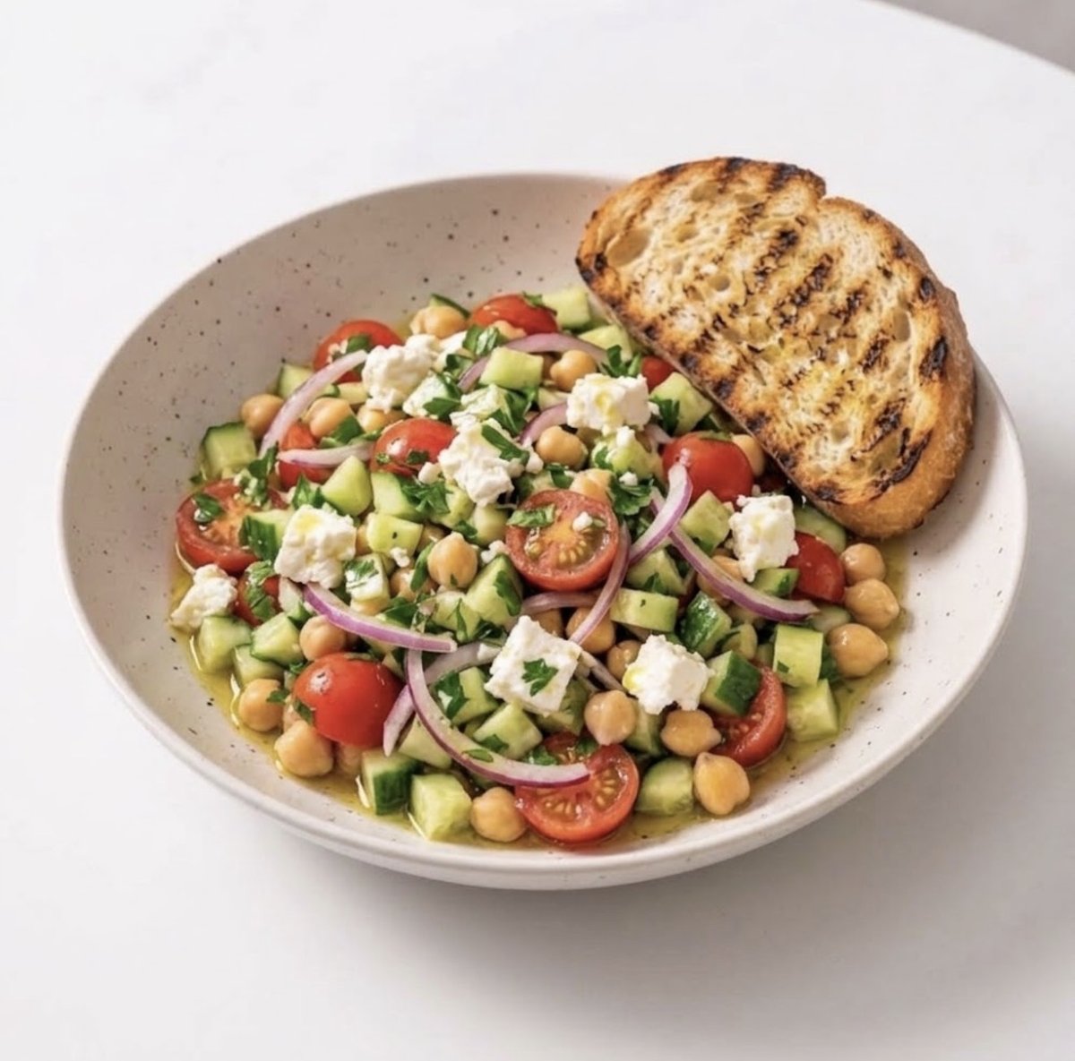 Kichererbsensalat mit Feta, Gurke, Tomaten und geröstetem Brot