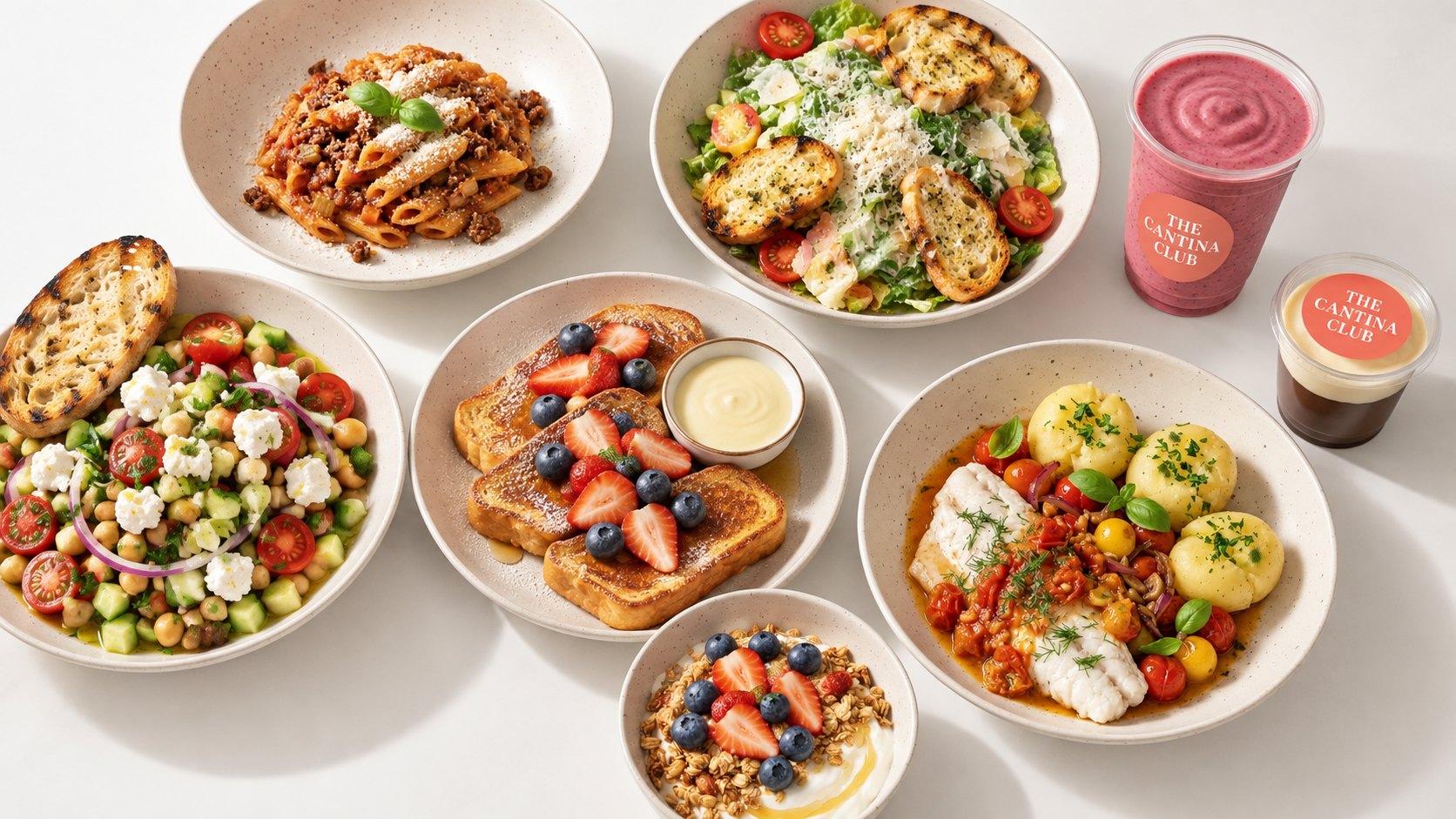 Gedeckter Tisch mit French Toast, Penne Bolognese, Insalata Cesare, Kichererbsensalat, Granola Bowl und Getränken im Cantina-Club-Becher